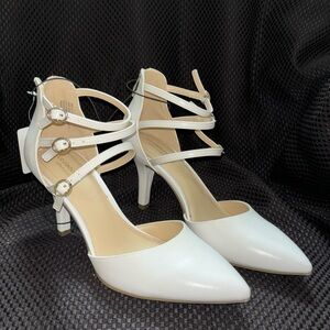 Liz Claiborne white size 9 pump
